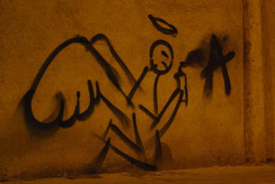 Un àngel incivic pintant un mur.